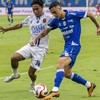 Pesepak bola Persib Bandung Eliano Johannes Reijnders (kanan) berebut bola dengan pesepak bola Persijap Jepara Rahmat Hidayat (kiri) saat pertandingan terakhir BRI Super League 2025/2026 di Stadion Gelora Bandung Lautan Api (GBLA), Bandung, Jawa Bara