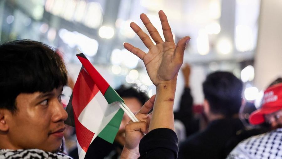 Sembilan aktivis dan wartawan WNI personil Global Peace Convoy Indonesia (GPCI) nan sempat menjadi korban penculikan Israel saat ikut misi kemanusiaan Global Sumud Flotila (GSF) ke Gaza, Palestina tiba di Bandara Internasional Soekarno-Hatta, Tangera