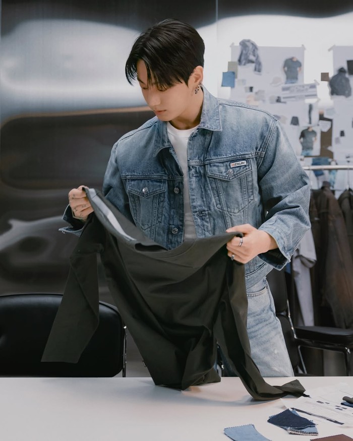 Sementara itu, BTS tengah disibukkan dengan jadwal tur dunia bertajuk &lsquo;BTS WORLD TOUR &lsquo;ARIRANG&rsquo;&rsquo; dan dijadwalkan akan menyapa fans di Indonesia selama dua hari pada 26-27 Desember 2026 mendatang. / Foto: instagram.com/calvinklein