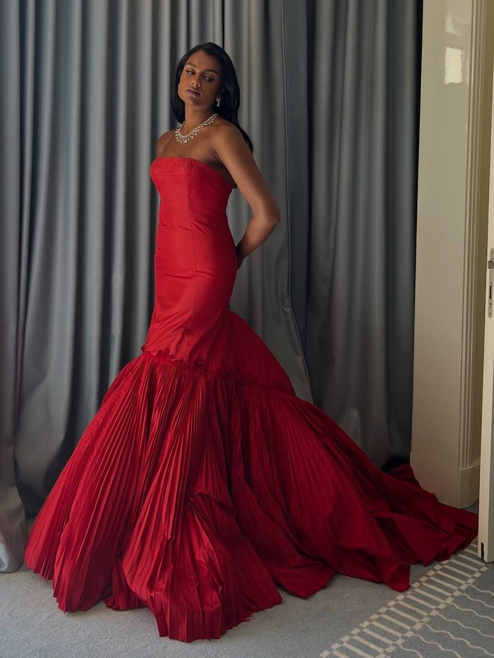 Simone Ashley mencuri perhatian dalam gaun vintage Alexander McQueen bernuansa old Hollywood dengan bronzy glam makeup dan loose waves elegan/Foto: Instagram/simoneashley