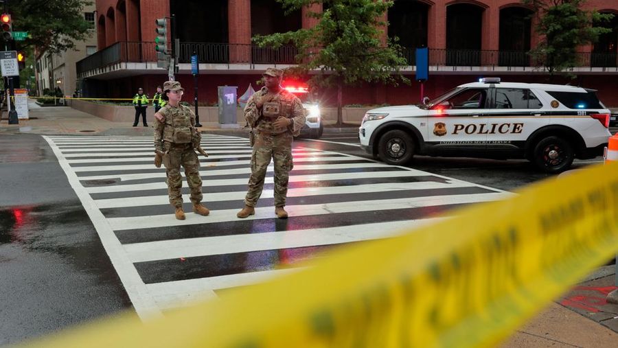 Situasi mencekam terjadi di sekitar Gedung Putih pada Sabtu (24/5/2026) waktu setempat setelah rentetan tembakan terdengar di dekat kompleks pusat pemerintahan Amerika Serikat (AS). (REUTERS/Nathan Howard)