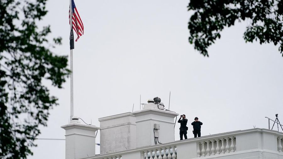 Situasi mencekam terjadi di sekitar Gedung Putih pada Sabtu (24/5/2026) waktu setempat setelah rentetan tembakan terdengar di dekat kompleks pusat pemerintahan Amerika Serikat (AS). (REUTERS/Nathan Howard)