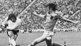 Gerd Muller (kiri) mencetak gol dalam laga final Piala Dunia 1974 melawan Belanda. (AFP/STAFF)