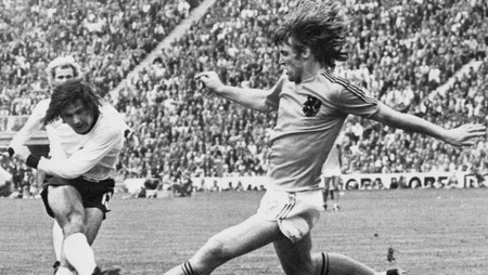 Gerd Muller (kiri) mencetak gol dalam laga final Piala Dunia 1974 melawan Belanda. (AFP/STAFF)