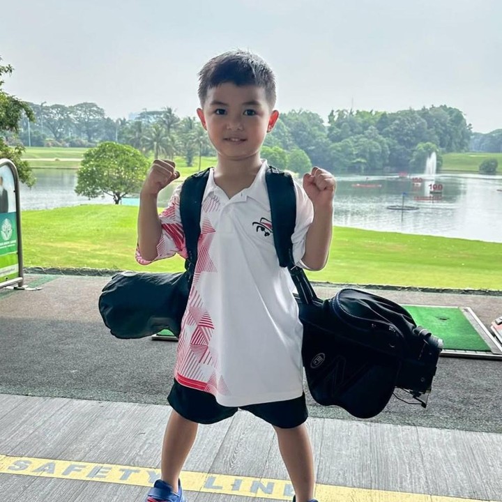 <p>Tidak hanya memiliki paras yang tampan, Dante juga diketahui mahir dalam bermain golf, lho. Hal ini terlihat dari beberapa momen yang diunggah oleh kedua orang tuanya di Instagram. (Foto: Instagram @chelseaoliviaa / @glennalinskie)</p>