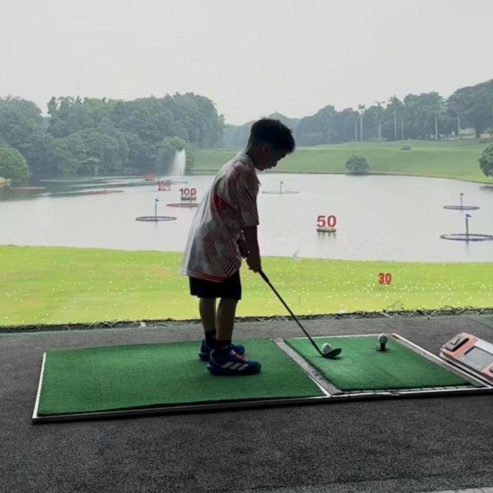<p>Dalam unggahannya, Glenn mengatakan bahwa pukulan golf putranya kini semakin konsisten. Ia pun sangat bangga dengan kemampuan Dante di lapangan, Bunda. "Kamu hebat banget Dante! Pukulan dan <em>swing</em>-nya bagus!! Tapi semakin lama semakin ke kiri ya arahnya. Tidak apa-apa sayang, daddy lebih parah dari kamu! Kamu jauh lebih konsisten pukulanya, hebat!" kata Glenn lewat Instagram-nya. (Foto: Instagram @chelseaoliviaa / @glennalinskie)</p>