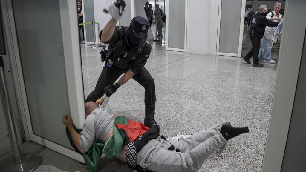FOTO: Aktivis GSF Lepas dari Penjara Israel, Digebuk Polisi Spanyol