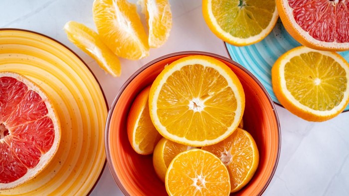Buah sitrus baik untuk penderita asam urat. Contohnya seperti jeruk dan lemon yang kaya vitamin C.