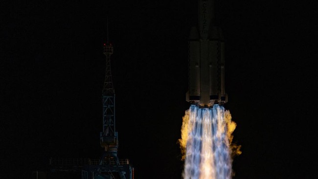China Luncurkan Roket Shenzhou-23