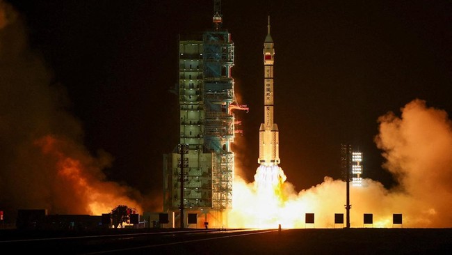 China Luncurkan Roket Shenzhou-23