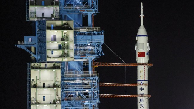 China Luncurkan Roket Shenzhou-23