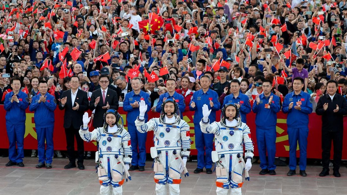 China Luncurkan Roket Shenzhou-23
