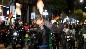 Negara ini tengah menghadapi kerusuhan menyusul demonstrasi besar-besaran menuntut sang presiden mundur hingga memicu bentrokan polisi vs pedemo.