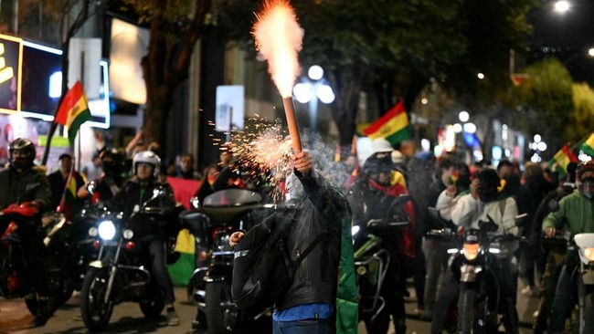 Negara ini tengah menghadapi kerusuhan menyusul demonstrasi besar-besaran menuntut sang presiden mundur hingga memicu bentrokan polisi vs pedemo.
