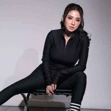 Dewi Perssik Naik Helikopter ke Jakarta demi Potong Sapi Kurban