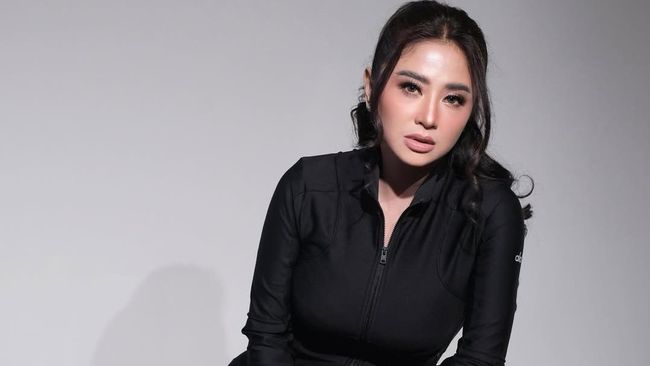 Dewi Perssik Naik Helikopter ke Jakarta demi Potong Sapi Kurban