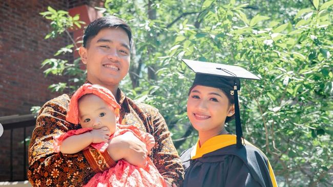 Senyum Bahagia Erina Gudono Wisuda S-2 di Amerika Ditemani Kaesang dan Bebingah