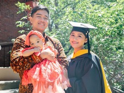 Senyum Bahagia Erina Gudono Wisuda S-2 di Amerika Ditemani Kaesang & Bebingah
