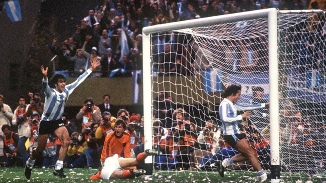 (FILES) Argentinian midfielder Mario Kempes (L) who just scored his second goal celebrates in front of forward Daniel Bertoni and Dutch defenders Wim Suurbier (on ground) and Jan Poortvliet (facing camera) on June 25, 1978 in Buenos Aires during the