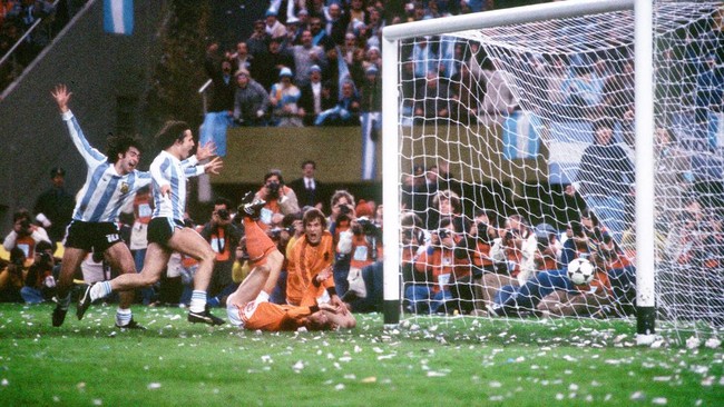 (FILES) Argentinian midfielder Mario Kempes (L), who just scored his second goal, and forward Daniel Bertoni celebrate in front of Dutch defenders Wim Suurbier (on ground) and Jan Poortvliet, on June 25, 1978 in Buenos Aires, during the extra time pe