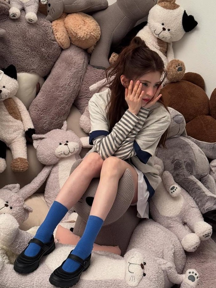 Saat hangout bareng teman-teman atau kencan dengan pasangan, kamu bisa mencoba half up-do hairstyle seperti dalam gaya Han So Hee yang satu ini./ Foto: instagram.com/xeesoxee