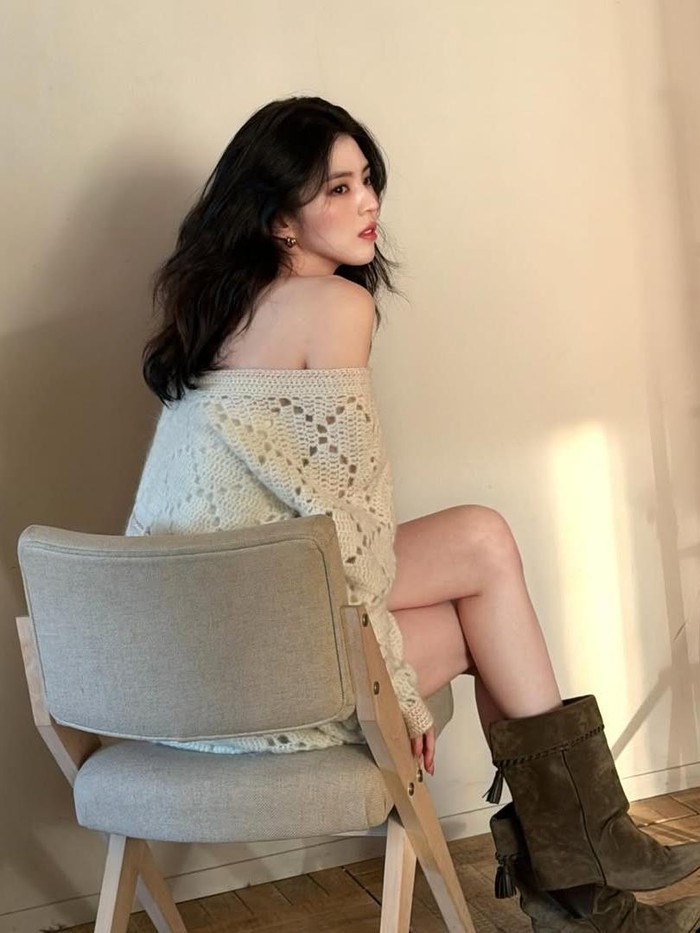 Untuk kamu yang ingin tampil simpel, middle length hair dengan sentuhan wavy sangat cocok sebagai inspirasi hairstyle yang tetap terlihat modis ala Han So Hee./ Foto: instagram.com/xeesoxee