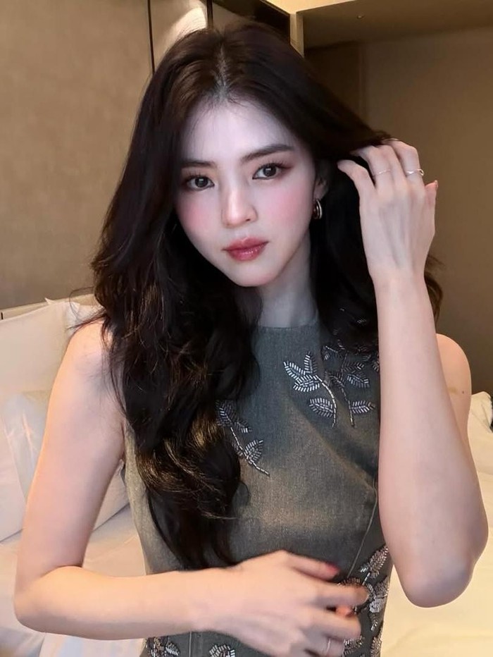 Jika kamu punya rambut lebih panjang, bisa juga mencoba gaya wavy long hair ala Han So Hee dengan side bangs yang lebih panjang./ Foto: instagram.com/xeesoxee