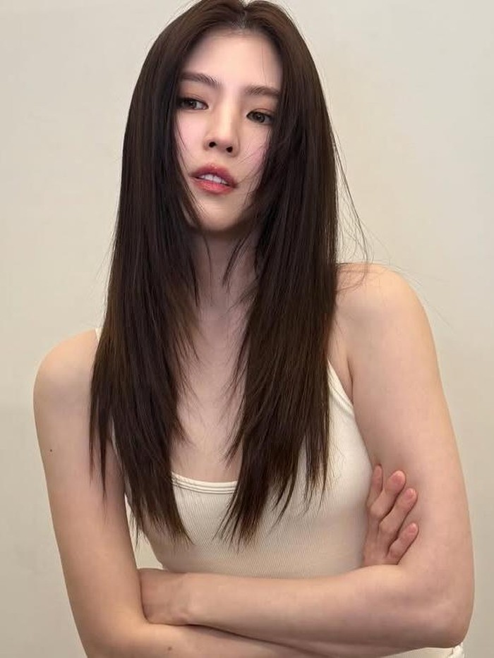 Beauties, rambut panjang kamu nggak akan terlihat boring dengan mencoba long layer ala Han So Hee ini, nih!/ Foto: instagram.com/xeesoxee