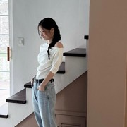 Get The Look: Tampil Stylish dengan Polkadot ala Jung Chae Yeon