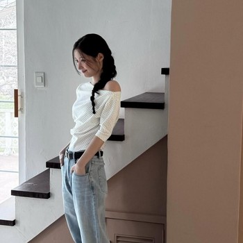 Get The Look: Tampil Stylish dengan Polkadot ala Jung Chae Yeon