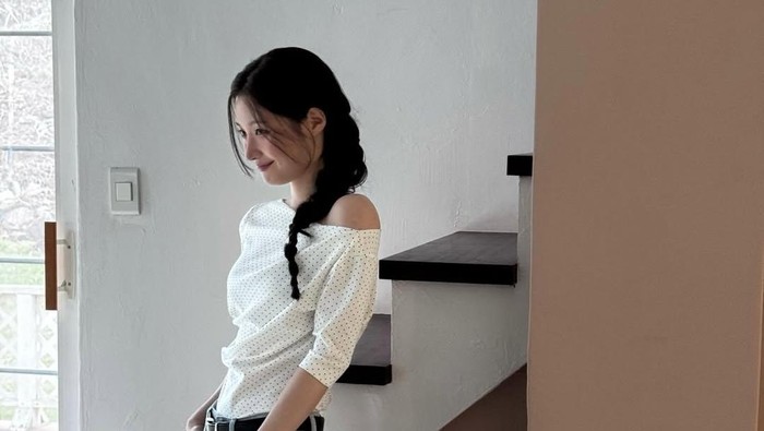 Get The Look: Tampil Stylish dengan Polkadot ala Jung Chae Yeon