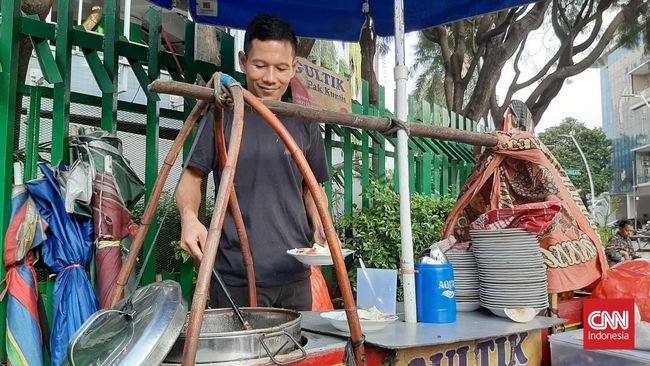 Suasana dagangan para penjual gultik di sepanjang Jalan Mahakam, Blok M, Jakarta Selatan, pada Kamis (21/5).