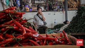 pedagang menata cabai merah di lapak Pasar Keramat Jati, Jakarta Timur, Senin (25/5/2026). (CNN Indonesia/Febria Adha L)