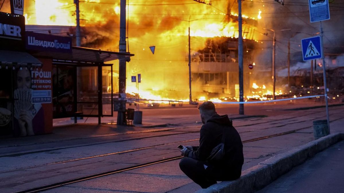 FOTO: Ibukota Ukraina Membara Usai Dihantam Rudal Hipersonik Rusia