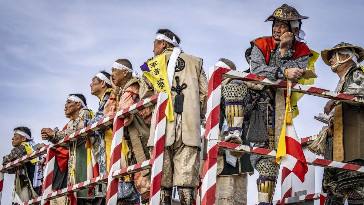 Ratusan penunggang kuda berbalut baju zirah samurai memacu kuda di Hibarigahara, Minamisoma, Fukushima, Jepang.