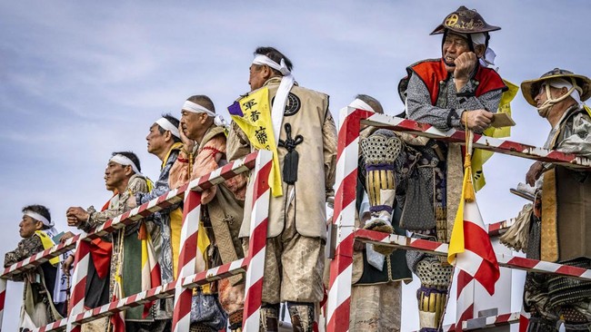 Ratusan penunggang kuda berbalut baju zirah samurai memacu kuda di Hibarigahara, Minamisoma, Fukushima, Jepang.