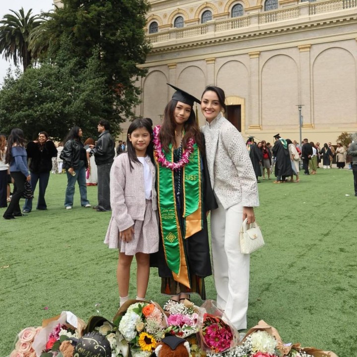 <p>Momen bahagia ini dibagikan langsung lewat akun Instagram <em>@ririnekawati.</em> Dalam unggahannya, Jasmine diketahui telah berhasil meraih gelar sarjana dengan predikat Cum Laude sekaligus mendapatkan Double Degree di Amerika Serikat. (Foto: Instagram @ririnekawati)</p>