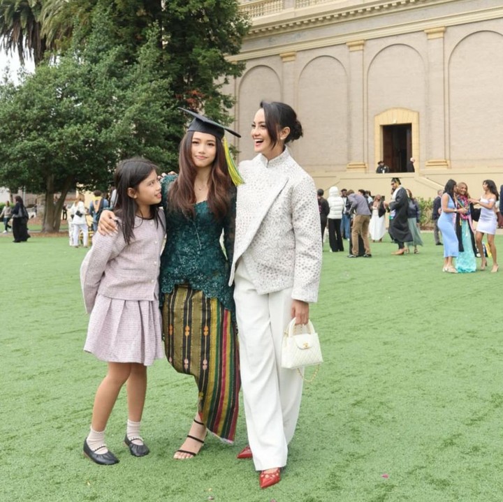 <p>Kabar bahagia datang dari artis&nbsp;Ririn Ekawati yang baru saja menghadiri wisuda putri sulungnya, Jasmine Salsabila Abeng. Bersama dengan putri bungsunya, Abigail Cattleya Putri, Ririn turut menyaksikan momen wisuda Jasmine di Universitas San Francisco. (Foto: Instagram @ririnekawati)</p>