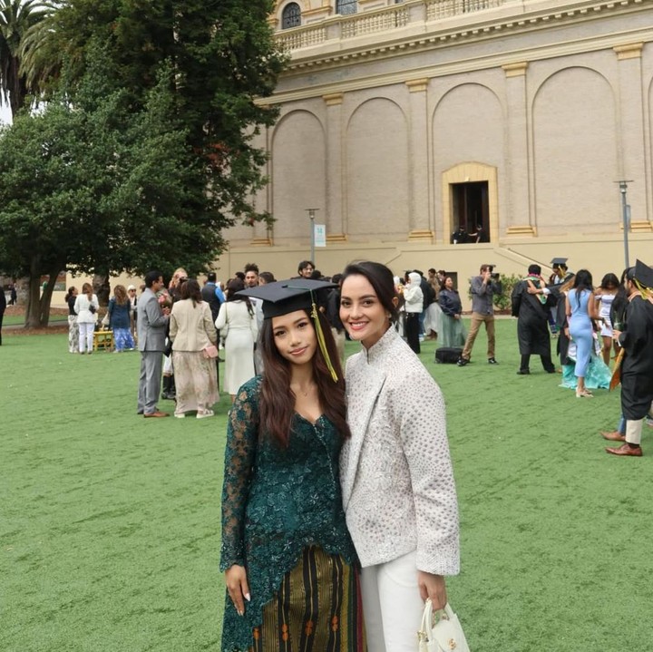 <p>Sebagai seorang Bunda, Ririn mengungkapkan rasa syukur dan bangganya atas kelulusan sang putri. "<em>Alhamdulillah</em>, selamat nak. Semoga pencapaian ini menjadi awal yang indah untuk kesuksesanmu di masa depan dan doa terbaik selalu menyertaimu. Berkah, bermanfaat, langkahmu selalu berada di jalan-NYA," ungkap Ririn lewat Instagramnya. (Foto: Instagram @ririnekawati)</p>