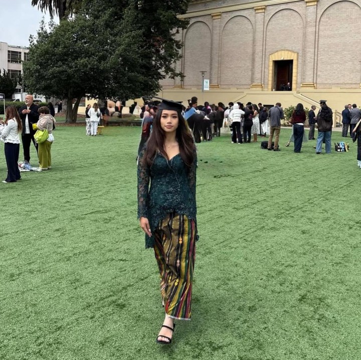<p>Di momen wisudanya, Jasmine terlihat begitu anggun mengenakan kebaya yang berwarna <em>emerald green</em>. Penampilannya tampak semakin cantik saat dipadukan dengan rok songket yang memberi sentuhan elegan. (Foto: Instagram @ririnekawati)</p>