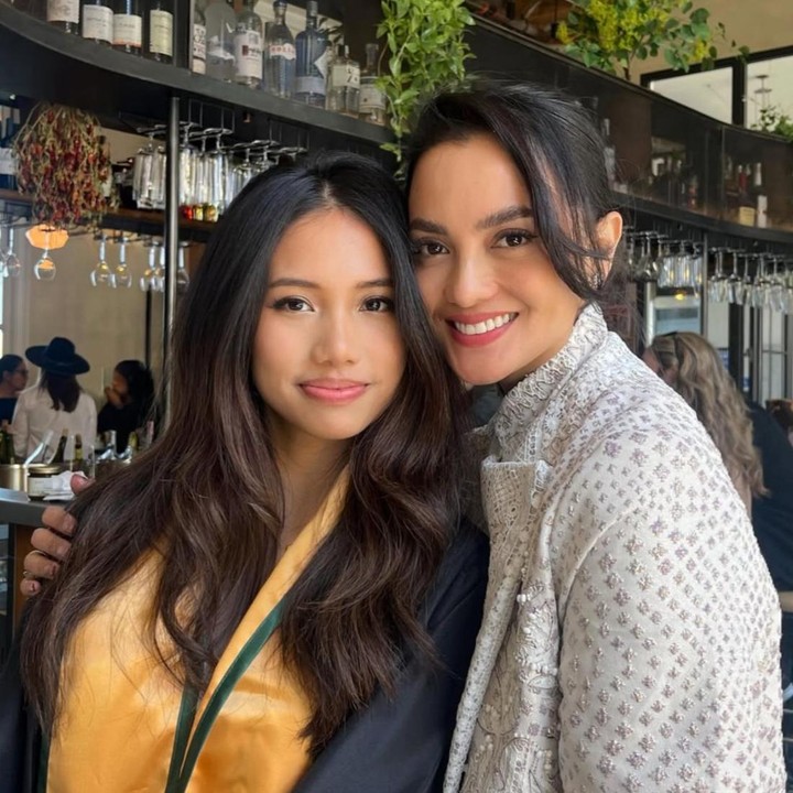<p>Selain itu, Ririn mengatakan bahwa Jasmine menyebut pencapaian yang berhasil diraihnya itu dipersembahkan untuk sang Bunda. "Tadi katanya ini buat mama. Double Degree dan Cum Laude, <em>Masya Allah</em>. Kerja keras, dedikasi, dan ketekunanmu akhirnya membuahkan hasil," kata Ririn. (Foto: Instagram @ririnekawati)</p>