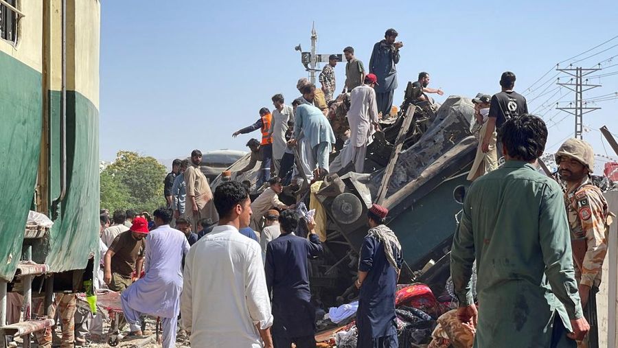 Kondisi kehancuran di letak ledakan jalur kereta api di Quetta, Pakistan, Minggu, (24/5/2026). (REUTERS/Naseer Ahmed)