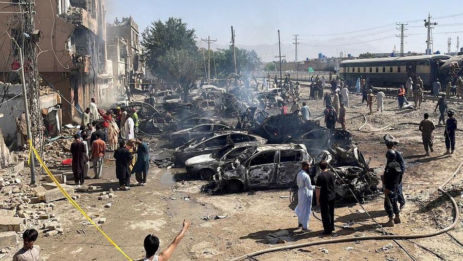 Kondisi kehancuran di letak ledakan jalur kereta api di Quetta, Pakistan, Minggu, (24/5/2026). (REUTERS/Naseer Ahmed)