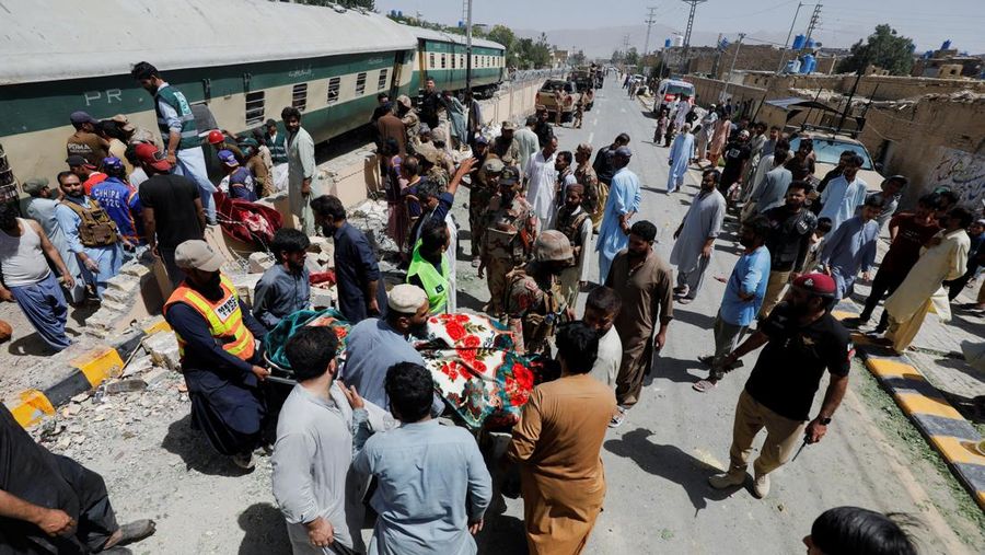 Kondisi kehancuran di letak ledakan jalur kereta api di Quetta, Pakistan, Minggu, (24/5/2026). (REUTERS/Naseer Ahmed)