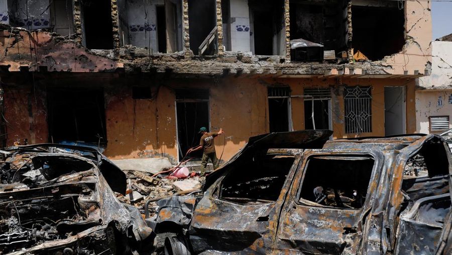 Kondisi kehancuran di letak ledakan jalur kereta api di Quetta, Pakistan, Minggu, (24/5/2026). (REUTERS/Naseer Ahmed)