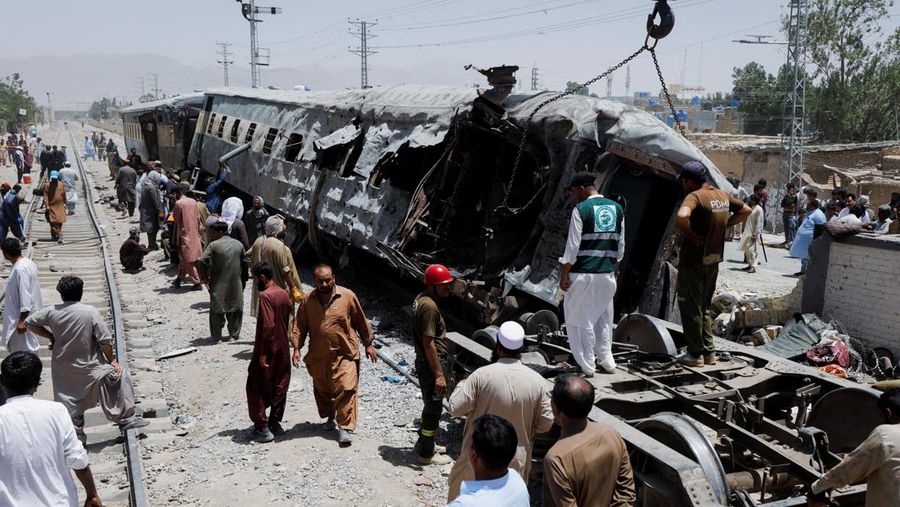 Kondisi kehancuran di letak ledakan jalur kereta api di Quetta, Pakistan, Minggu, (24/5/2026). (REUTERS/Naseer Ahmed)