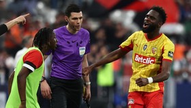 Lens' French forward #11 Odsonne Edouard (R) celebrates with teammates scoring his team's second goal during the French Cup final football match between RC Lens and OGC Nice at the Stade de France stadium, in Saint-Denis, on the outskirts of Paris, o