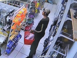 Aksi Maling Gasak Puluhan Barang di Minimarket Surabaya Terekam CCTV