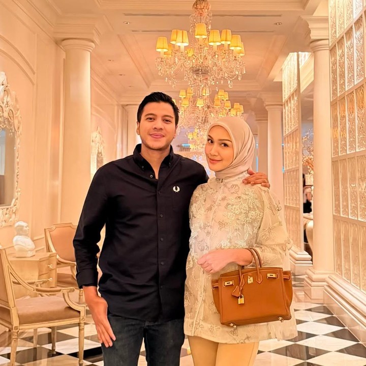 <p>Unggahan romatis Ilham ini turut dikomentari oleh sang istri. Di kolom komentar, Melody menyematkan lima <em>emoticon</em> meniup ciuman atau <em>kiss bye</em>, yang dapat melambangkan kasih sayang atau cinta untuk orang terkasih. (Foto: Instagram @ilhamprawira91/ @melodyprima)</p>