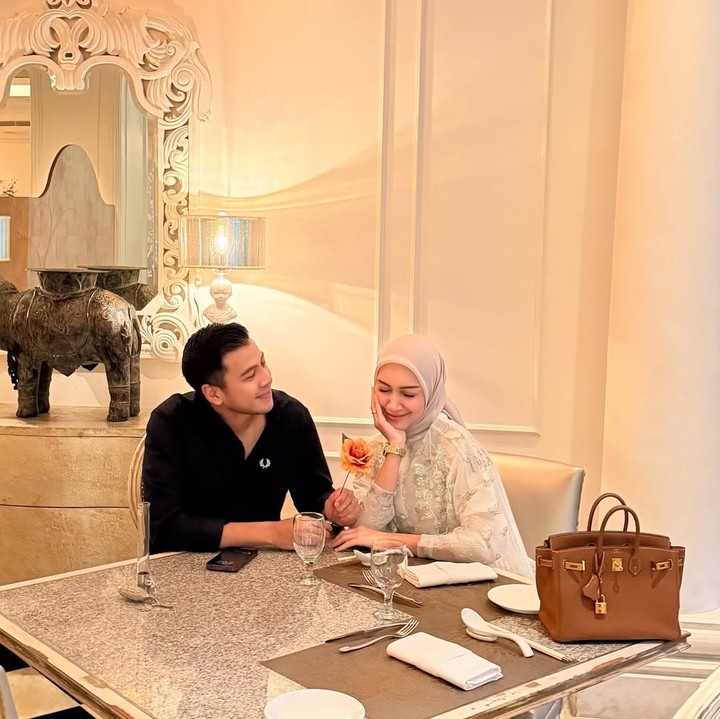 <p>Di hari ulang tahun pernikahannya yang ke-2, Melody dan suami memutuskan untuk <em>quality time</em>. Keduanya menghabiskan waktu untuk makan bersama di restoran mewah. Suami Melody secara khusus membagikan momen romantis ini di unggahan akun Instagram miliknya. (Foto: Instagram @ilhamprawira91/ @melodyprima)</p>